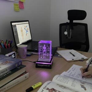 Prisma de cristal con esqueleto grabado 3D - 8 cm